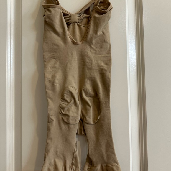 SKIMS seamless sculpt mid thigh bodysuit small - Picture 3 of 3